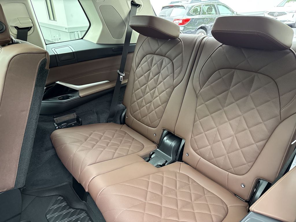 Thumbnail: 2027 BMW X7 - 24