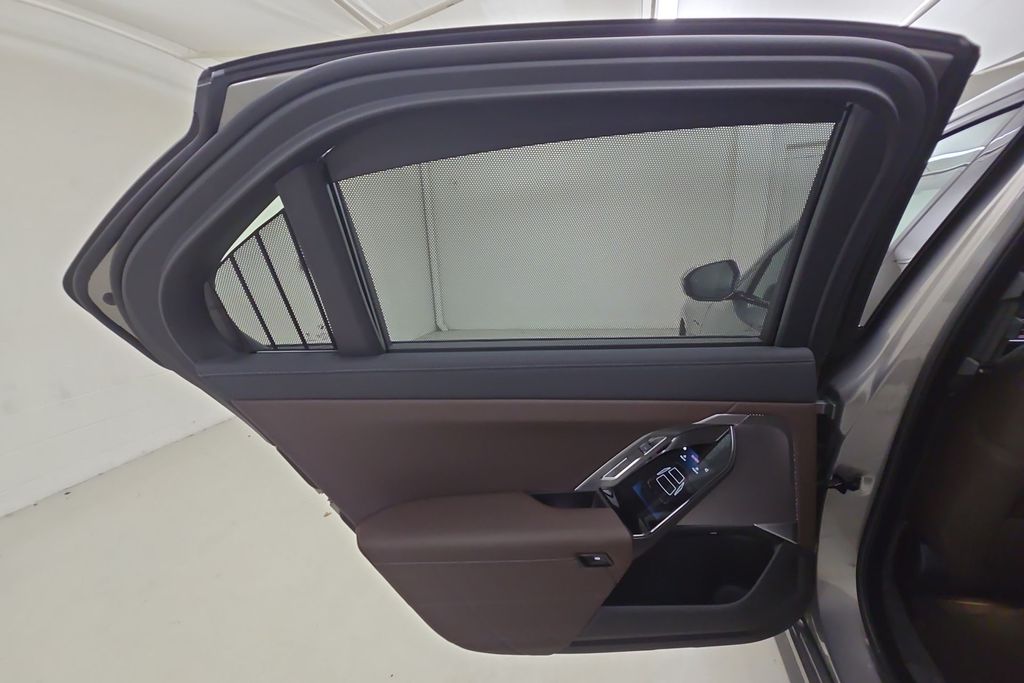 2026 Bmw 750e 750e xDrive photo 25