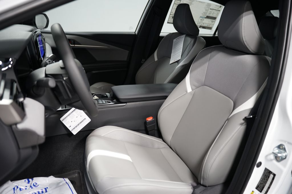 2025 Toyota Camry SE 28