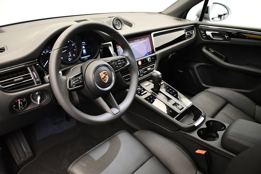 Thumbnail: 2026 Porsche Macan - 4