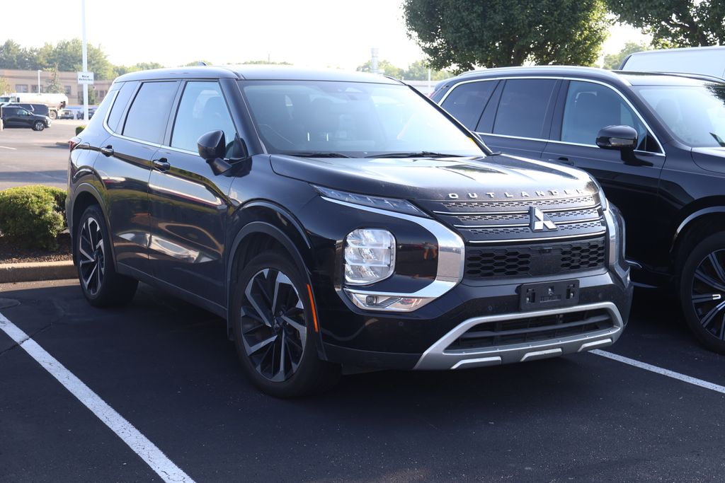 Thumbnail: 2023 Mitsubishi Outlander - 3