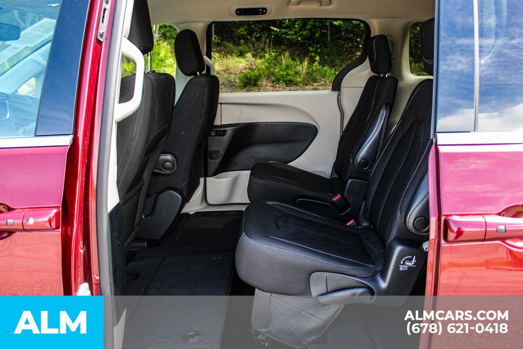 2023 Chrysler Voyager LX - Photo 18