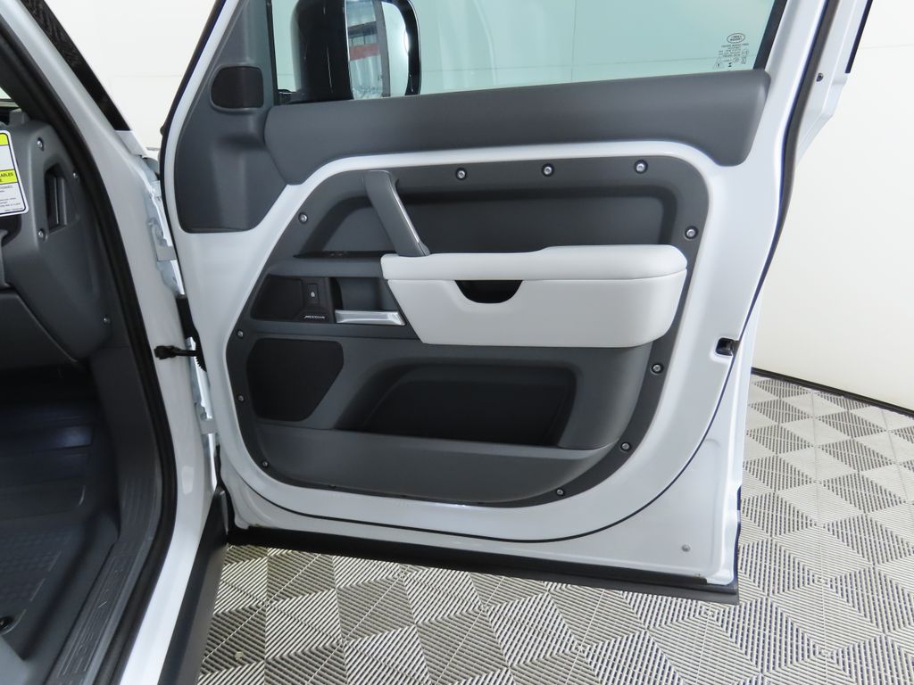 2025 Land Rover Defender 110 25