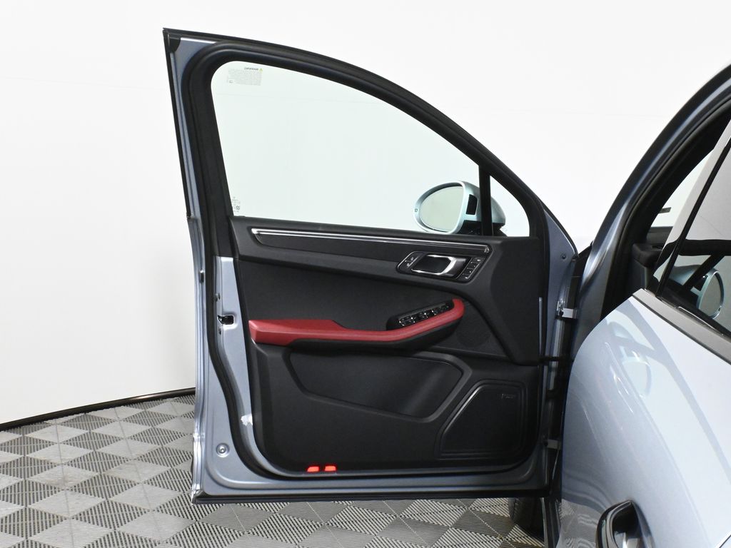 Thumbnail: 2026 Porsche Macan - 31