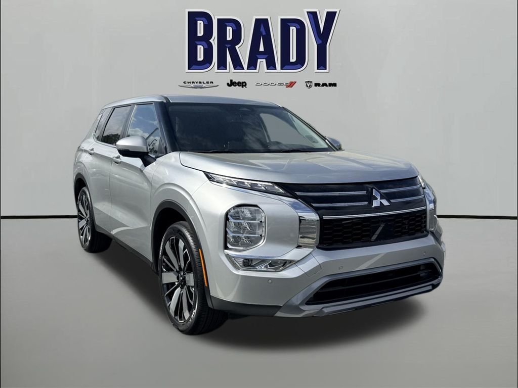 Silver 2025 Mitsubishi Outlander SE FWD SUV / Crossover Front-Wheel Drive Continuously Variable Transmission