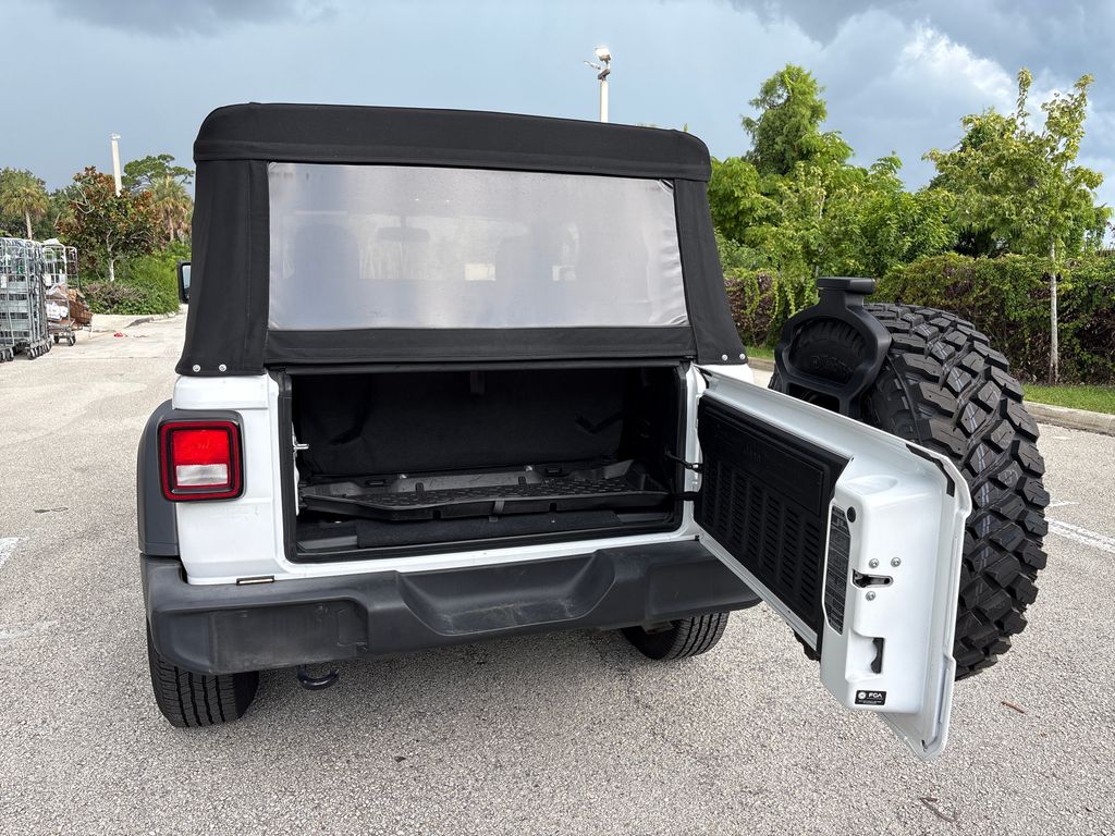 Used 2022 White Jeep Willys image 10