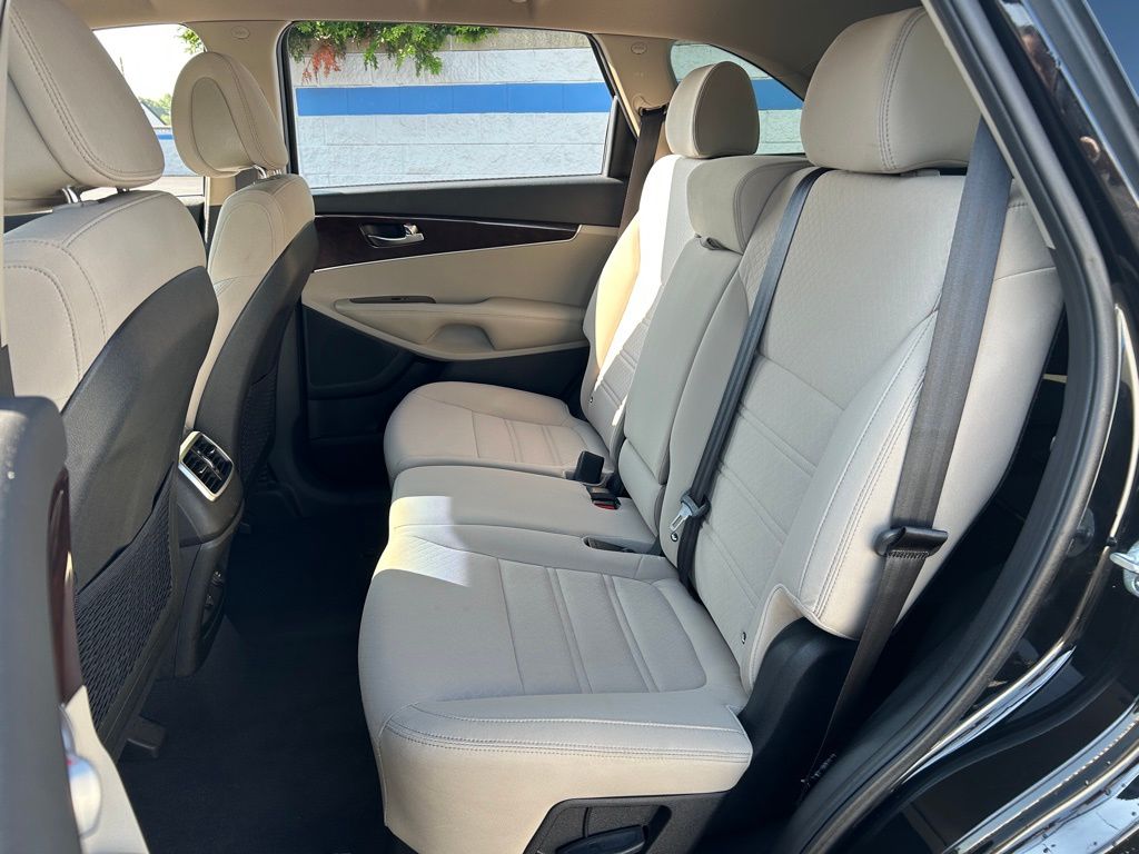 Thumbnail: 2016 Kia Sorento - 18