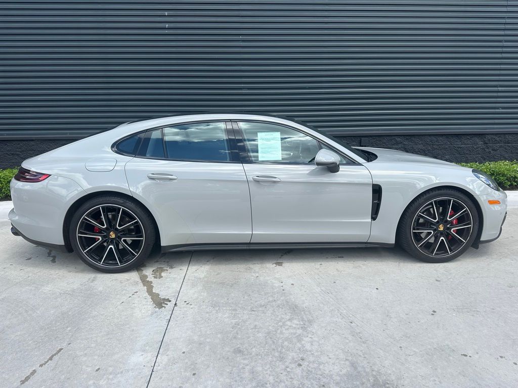 2018 Porsche Panamera  8