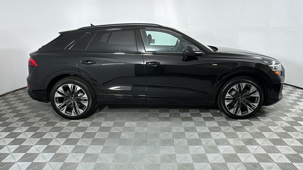Thumbnail: 2025 Audi Q8 - 6