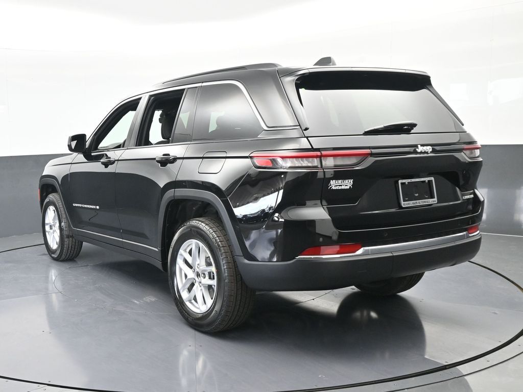 New 2026 Diamond Black Crystal Pearlcoat Jeep Laredo X image 4