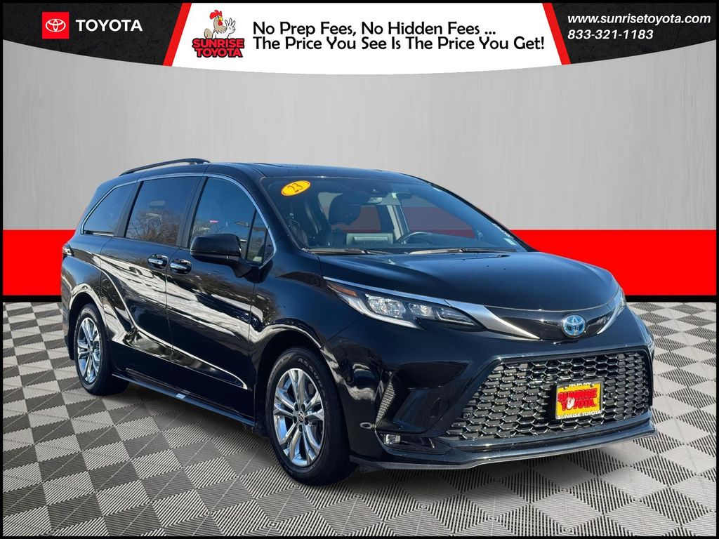 2023 Toyota Sienna XSE's photo