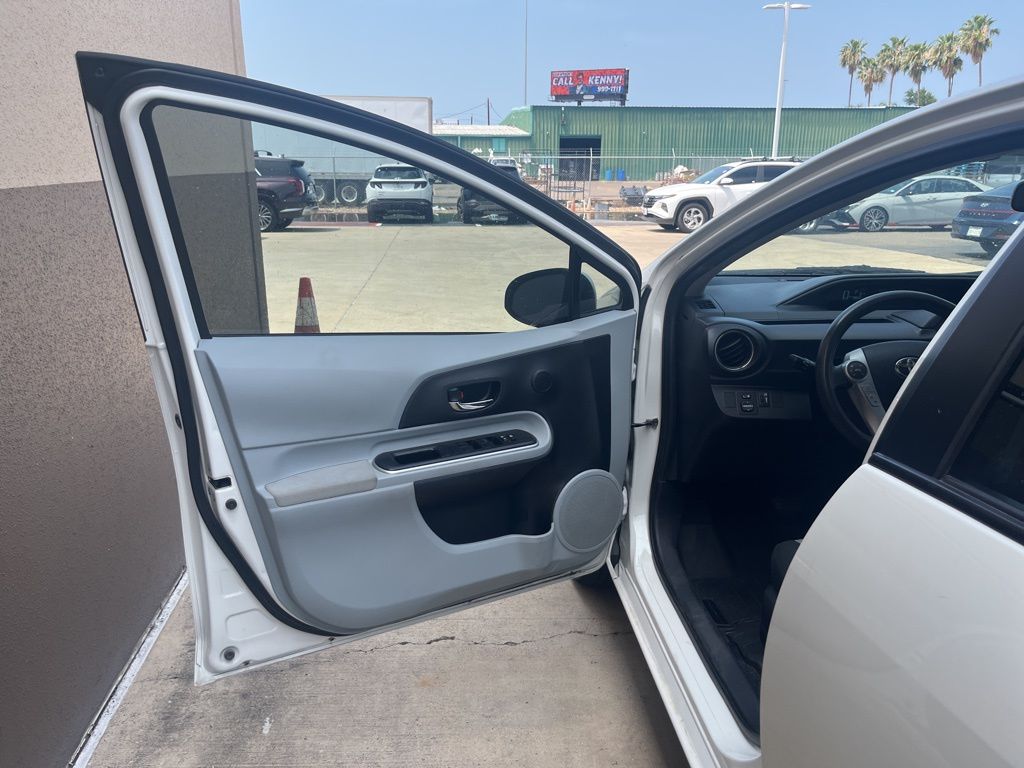 2014 Toyota Prius c Three 27