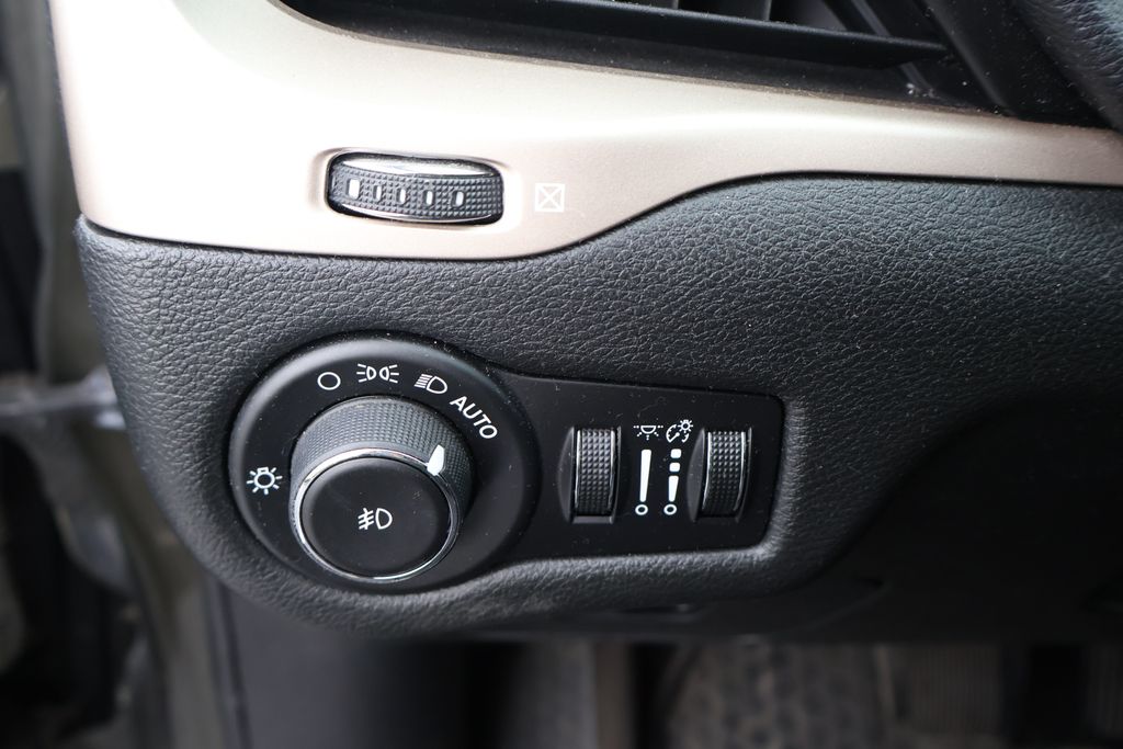 Thumbnail: 2015 Jeep Cherokee - 18