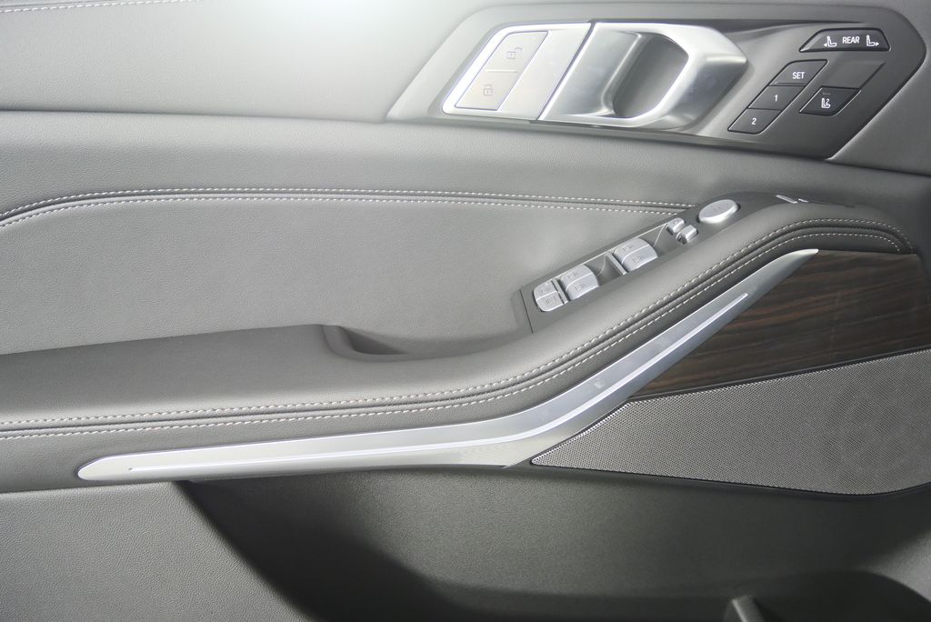 Thumbnail: 2026 BMW X7 - 8