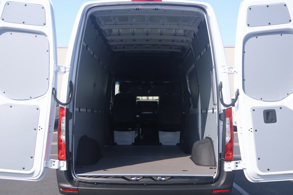 2025 Mercedes-Benz Sprinter 2500 8