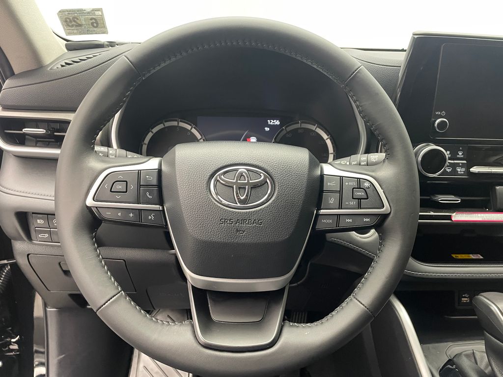 Thumbnail: 2024 Toyota Highlander - 21