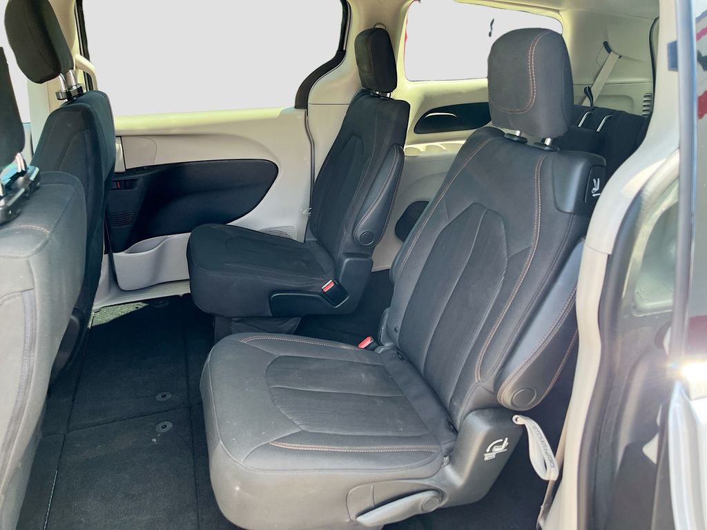 Used 2019 Silver Chrysler LX image 23