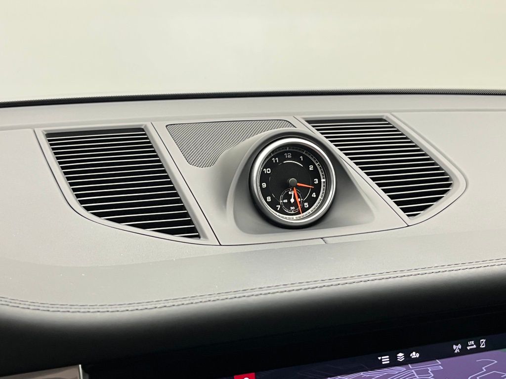 Thumbnail: 2021 Porsche Macan - 21