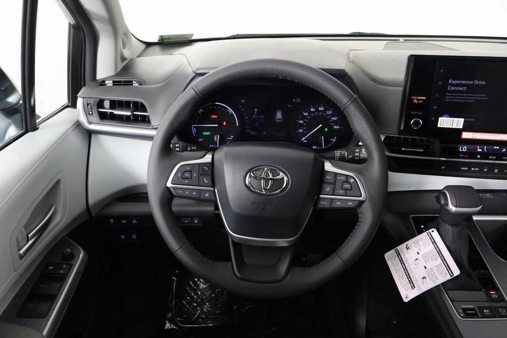Thumbnail: 2025 Toyota Sienna - 3
