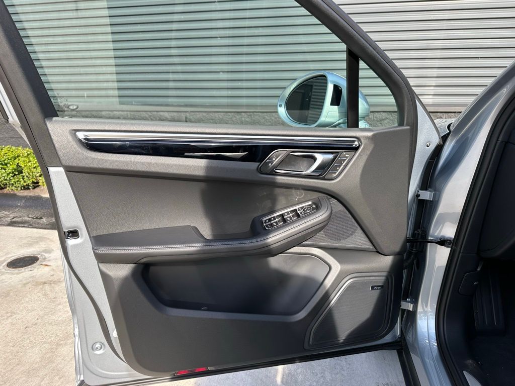 Thumbnail: 2026 Porsche Macan - 14