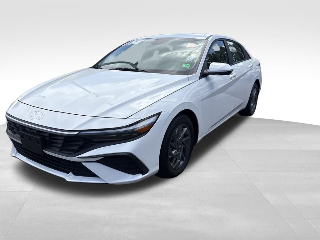 Used 2024 White Hyundai SEL image 2