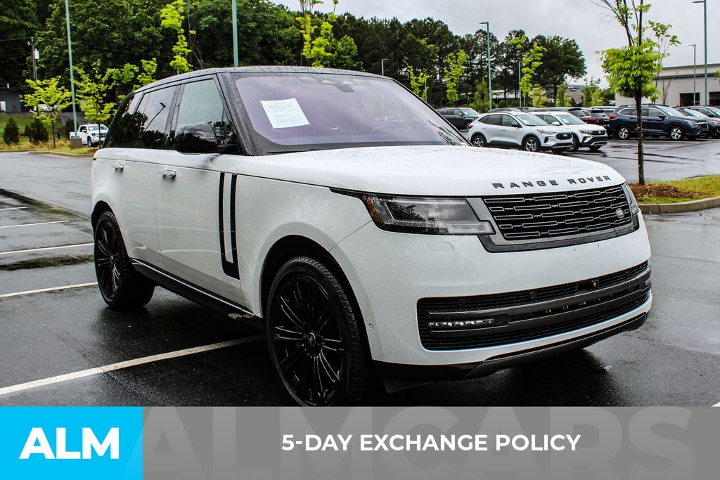 Used 2023 White Land Rover SE image 4