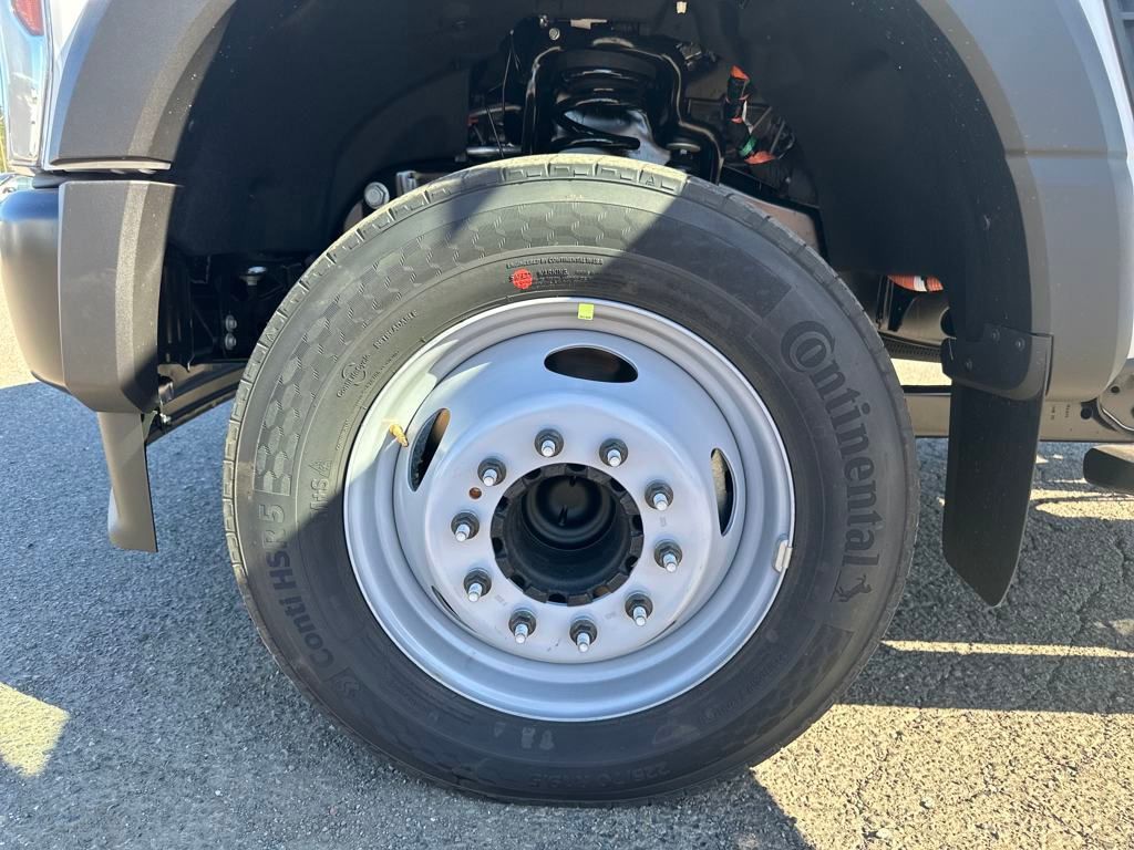 New 2025 Ford Super Duty F-550 Chassis Regular Cab (DRW) 169" Wheelbase XL