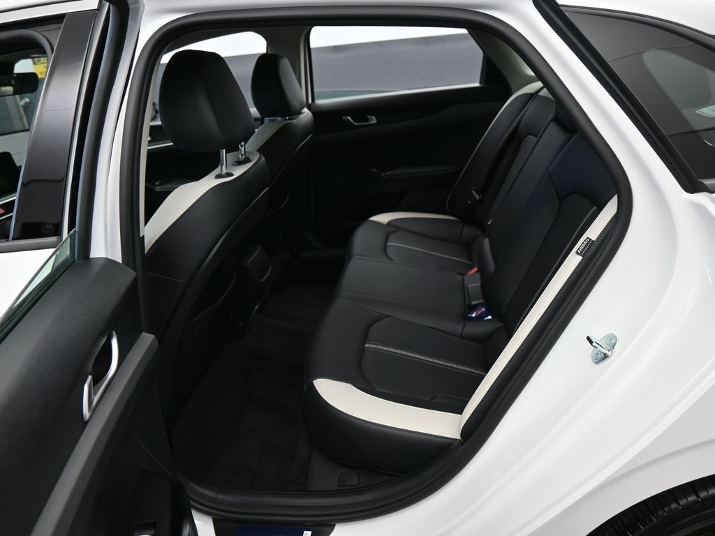 New 2025 Snow White Pearl Kia LXS image 27