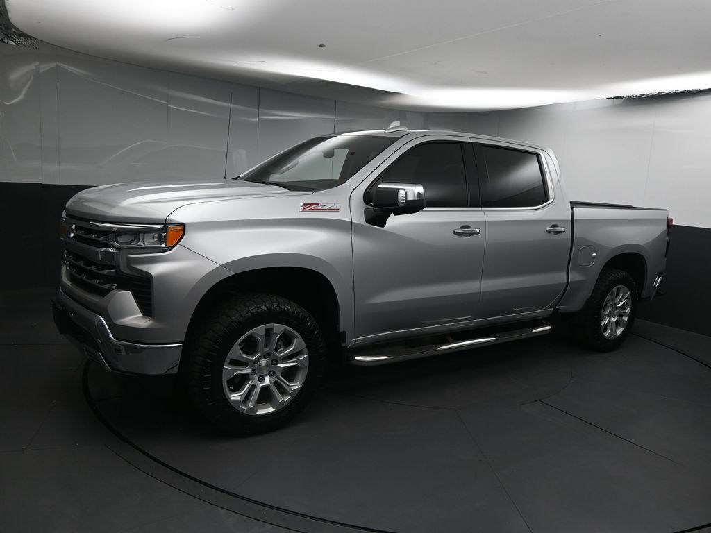 Silver Ice Metallic 2022 Chevrolet Silverado 1500 LT Trail Boss Crew Cab 4WD Pickup Truck Four-Wheel Drive Automatic