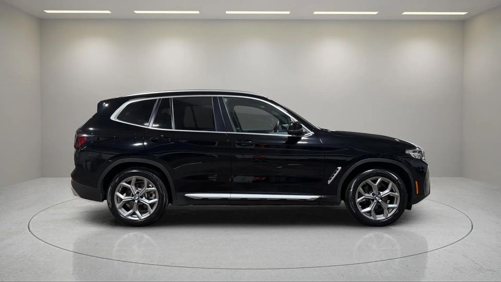 Used 2024 Black BMW xDrive30i image 4