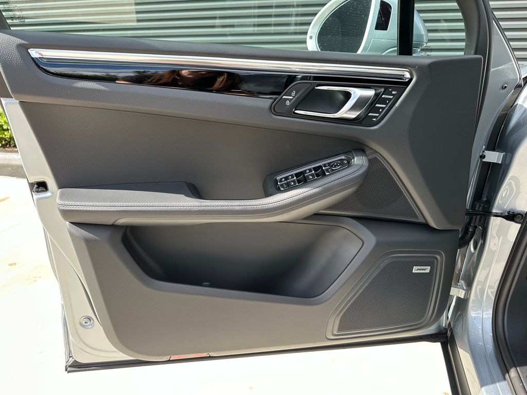 Thumbnail: 2026 Porsche Macan - 17