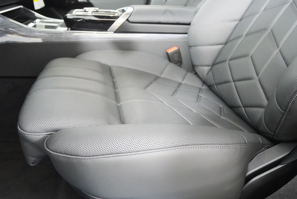 Thumbnail: 2025 BMW 7 Series - 10