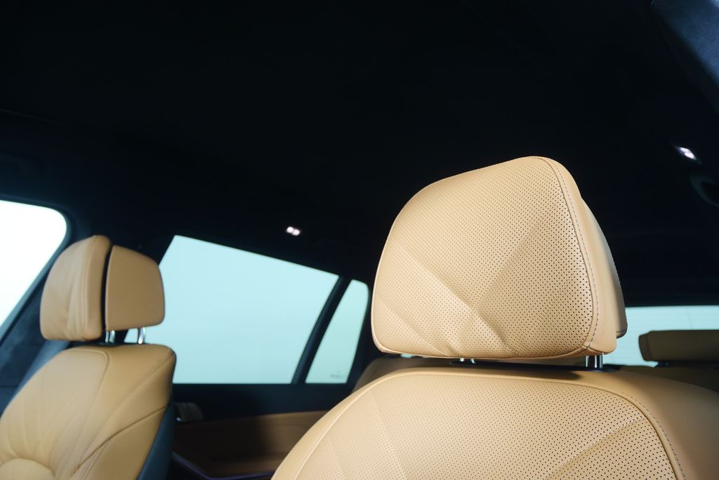 Thumbnail: 2026 BMW X7 - 12