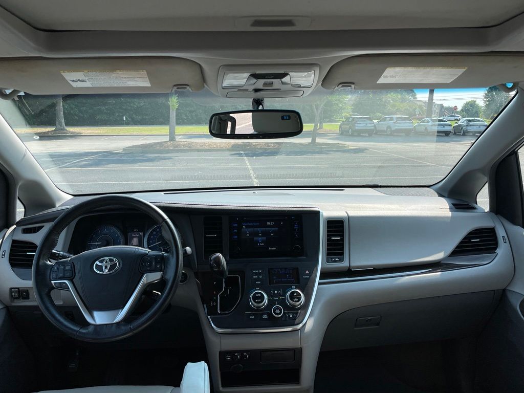 Thumbnail: 2015 Toyota Sienna - 10