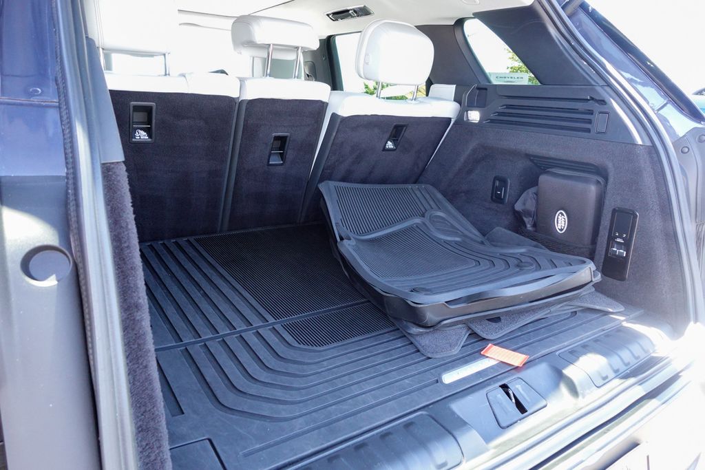 Used 2023 Blue Land Rover SE image 34