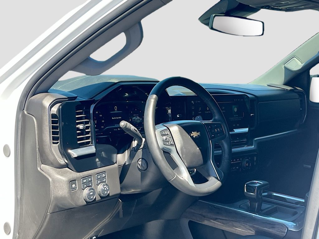 Used 2025 White Chevrolet LTZ image 9