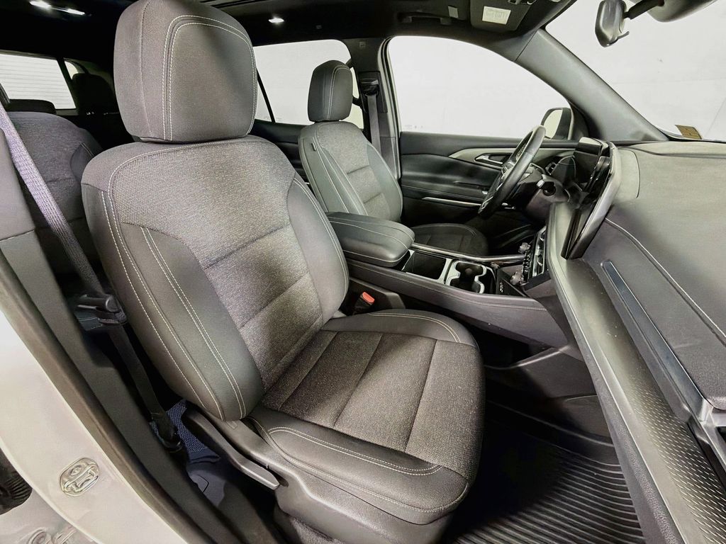 Used 2025 Chevrolet Traverse SUV