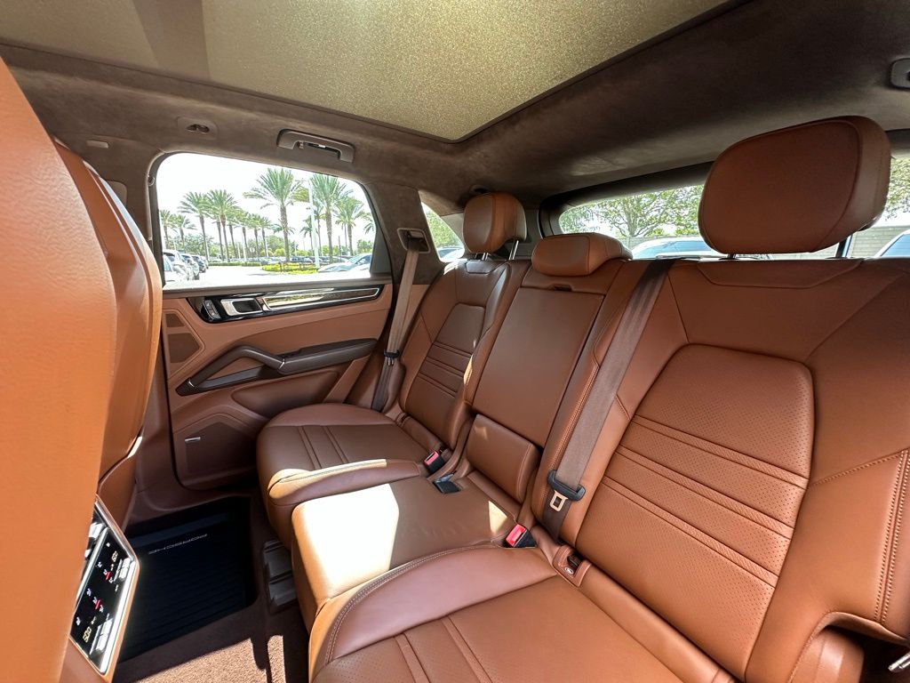 Thumbnail: 2022 Porsche Cayenne - 32