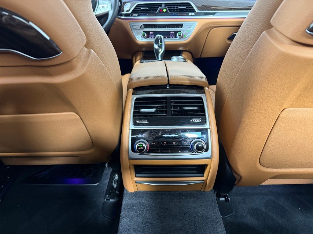 Thumbnail: 2022 BMW 7 Series - 23