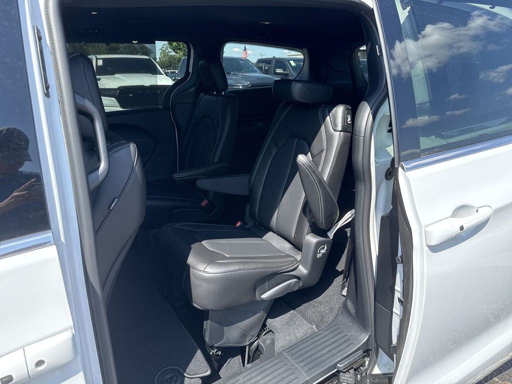 2026 Chrysler Pacifica Select White at River Oaks CDJR