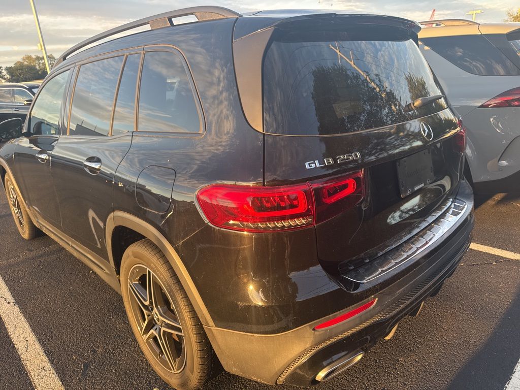 Thumbnail: 2021 Mercedes-Benz GLB - 4