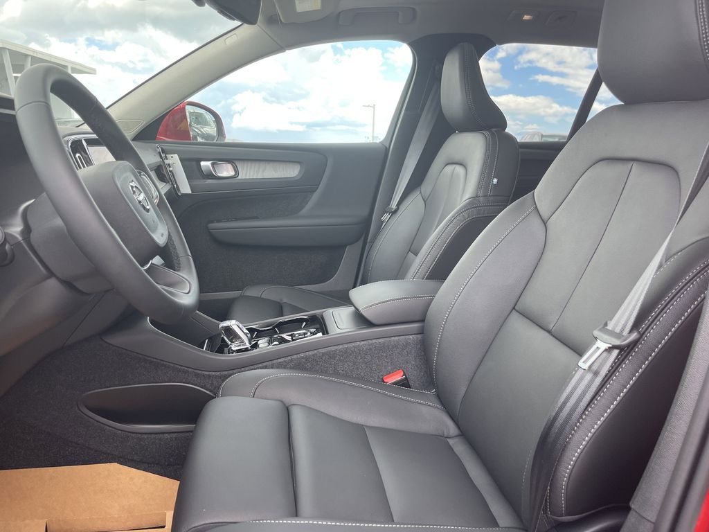 2025 Volvo XC40 B5 Plus Bright Theme photo