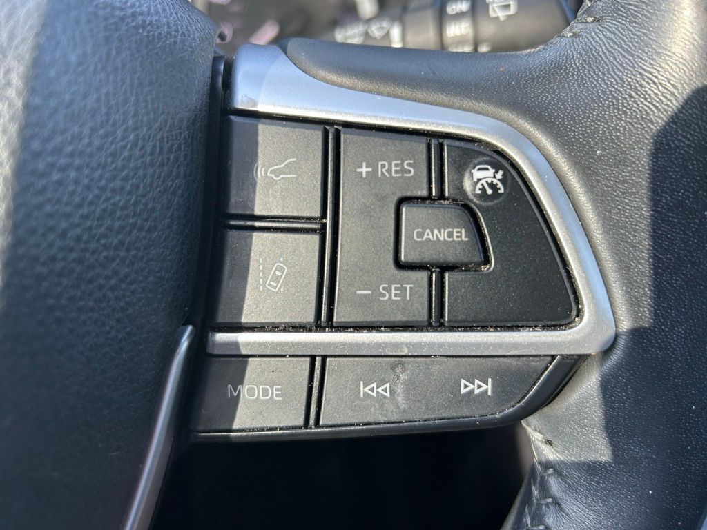 2023 Toyota Highlander XLE 25