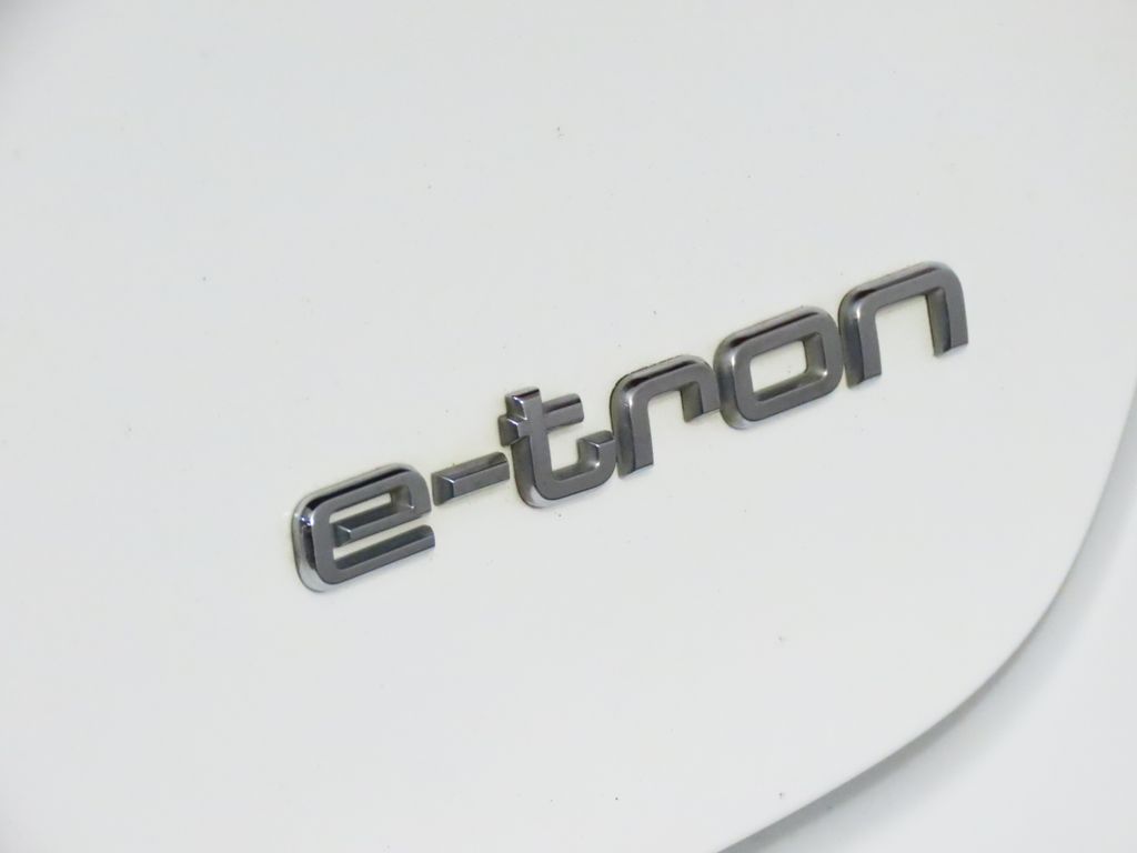 Thumbnail: 2018 Audi A3 e-tron - 10
