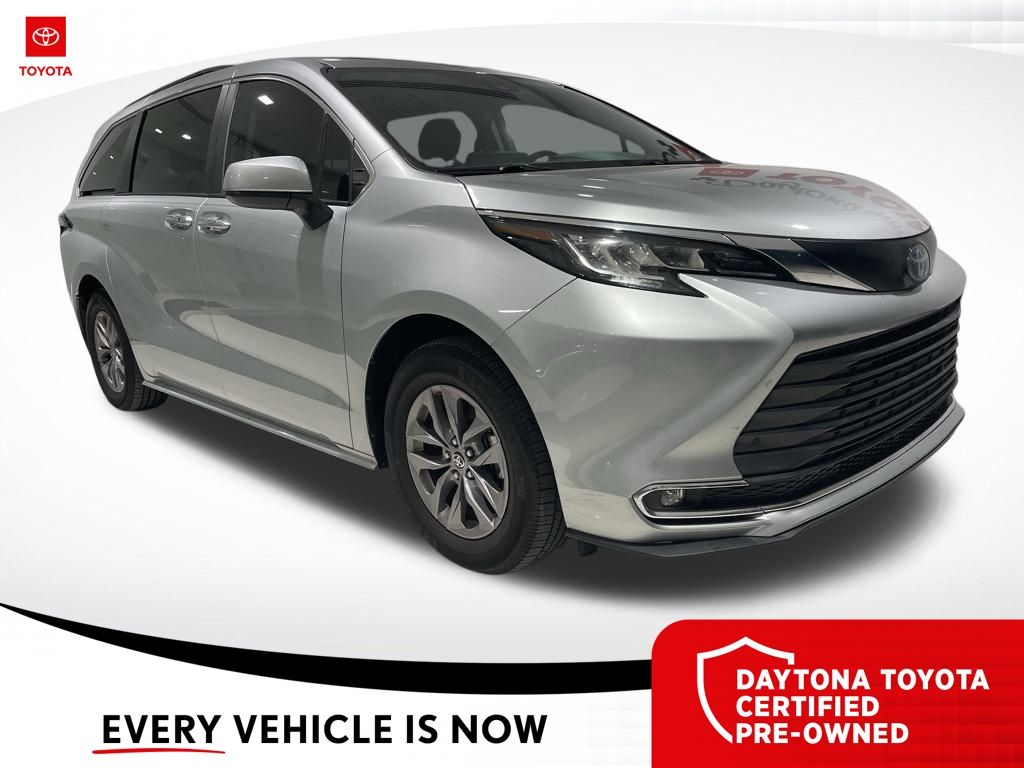 2023 Toyota Sienna XLE's photo