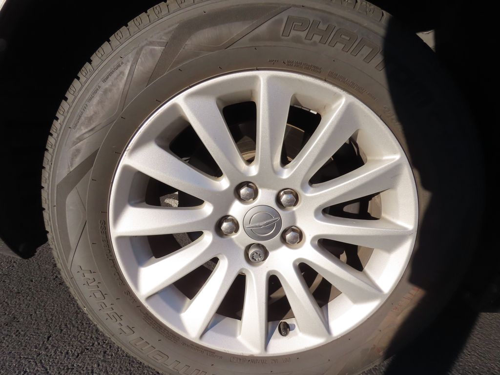 Thumbnail: 2014 Chrysler 300 - 17