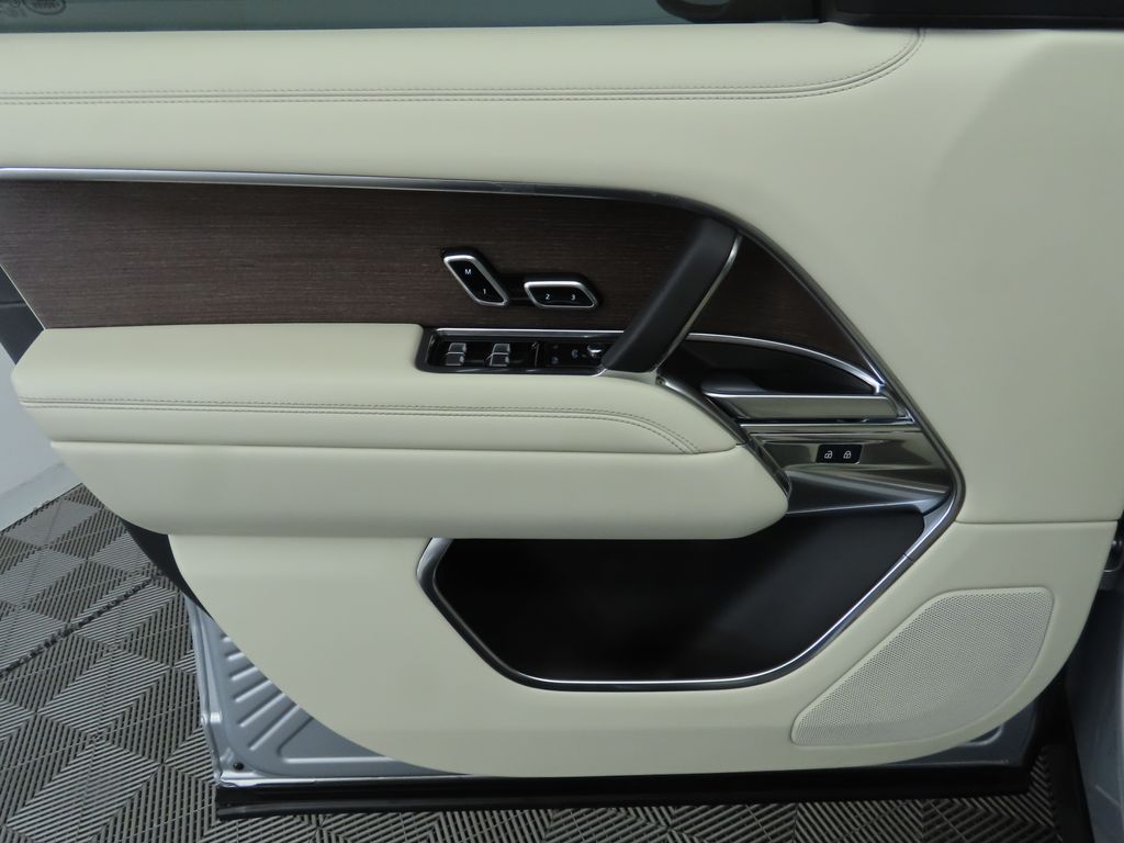 2023 Land Rover Range Rover SE 25
