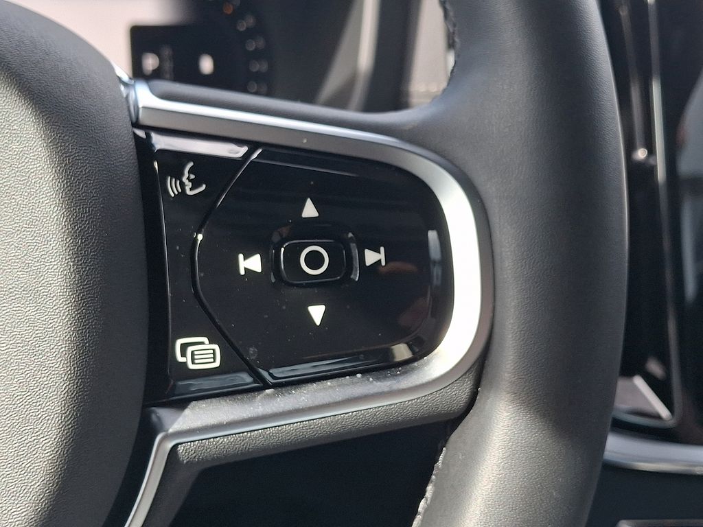 Thumbnail: 2025 Volvo S60 - 22