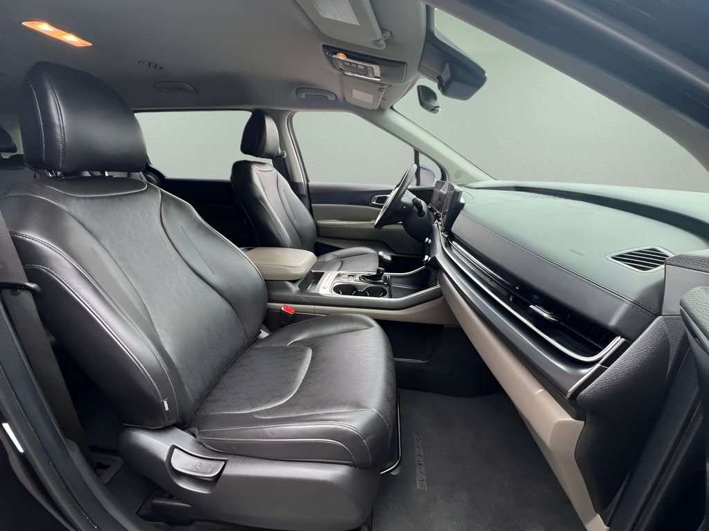 Used 2025 Kia Carnival Van