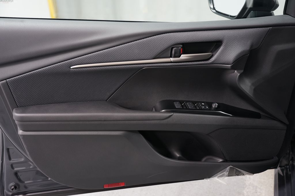 2025 Toyota Camry SE 31